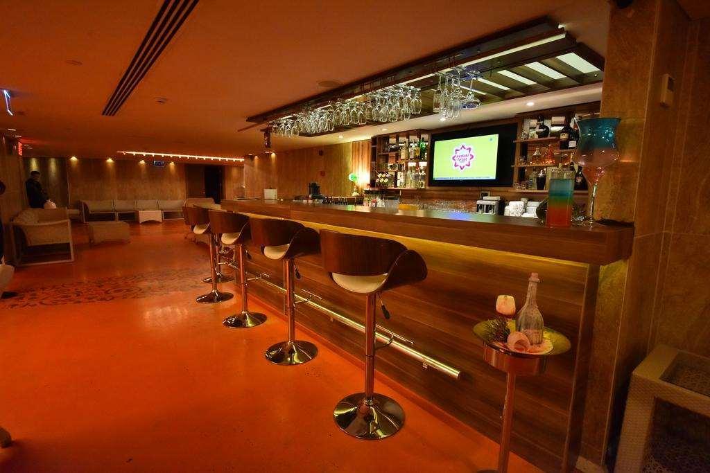 Istanbul Gonen Hotel Extérieur photo The bar at the lounge