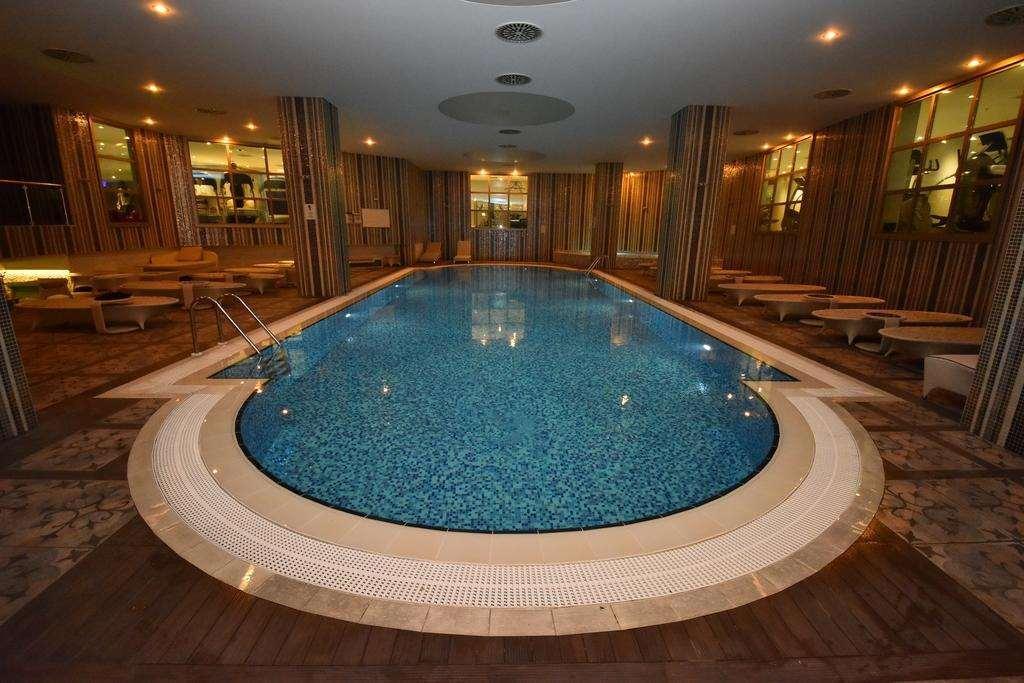 Istanbul Gonen Hotel Extérieur photo The swimming pool at the hotel