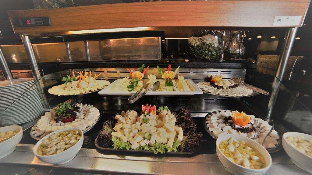 Istanbul Gonen Hotel Extérieur photo A selection of cheeses at a buffet