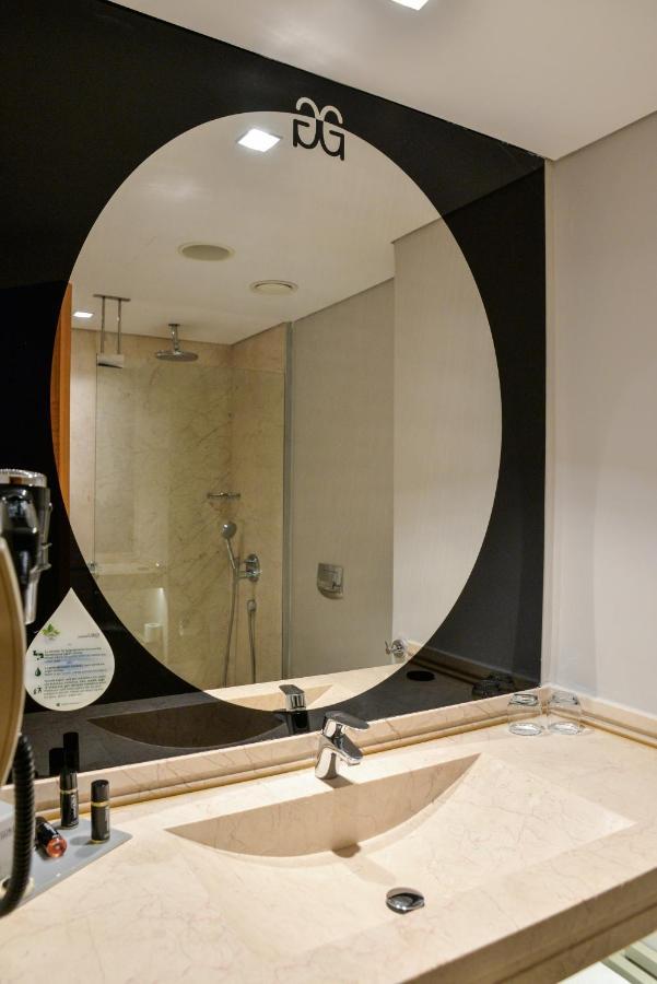 Istanbul Gonen Hotel Extérieur photo A bathroom mirror