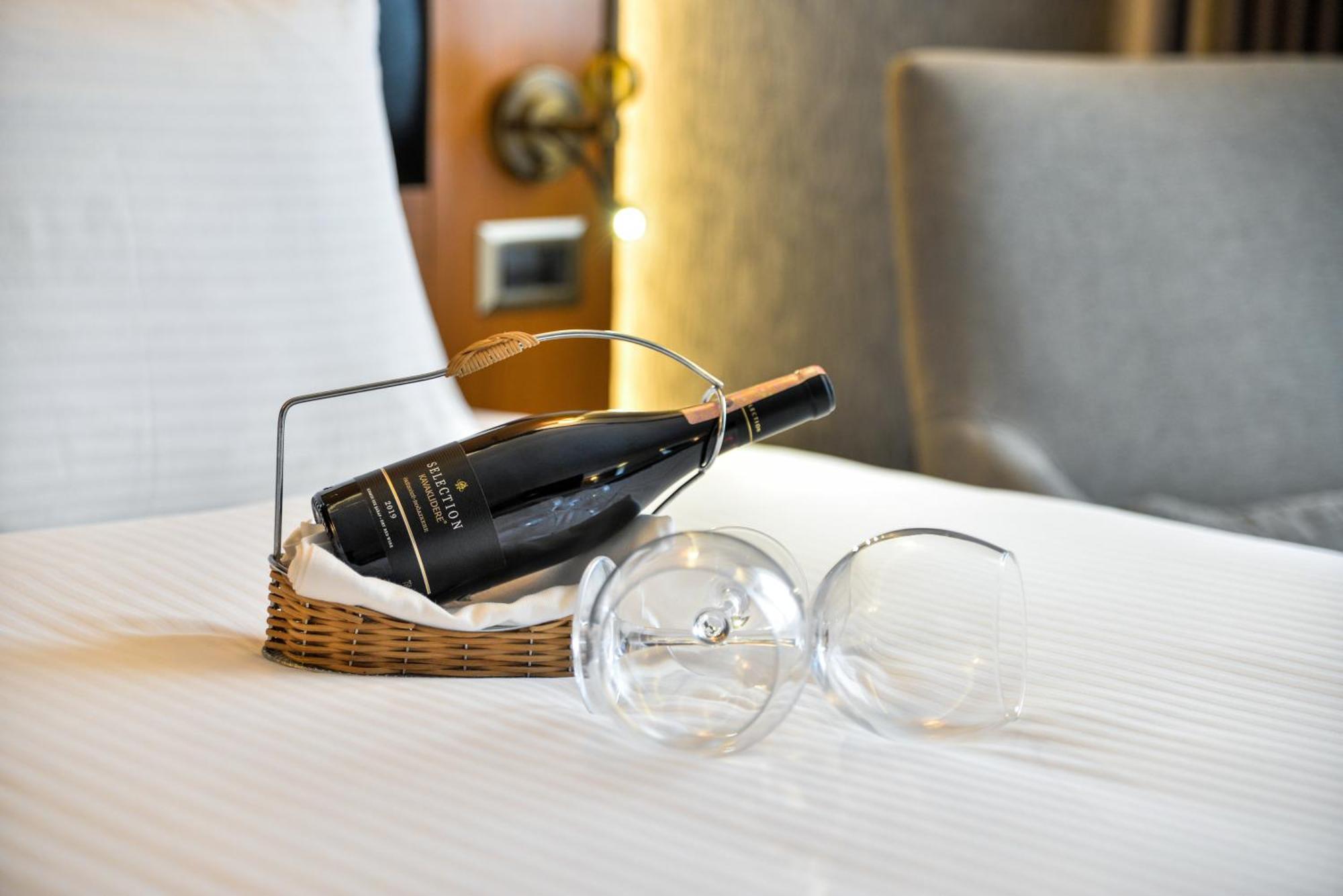 Istanbul Gonen Hotel Extérieur photo A bottle of wine and two wine glasses