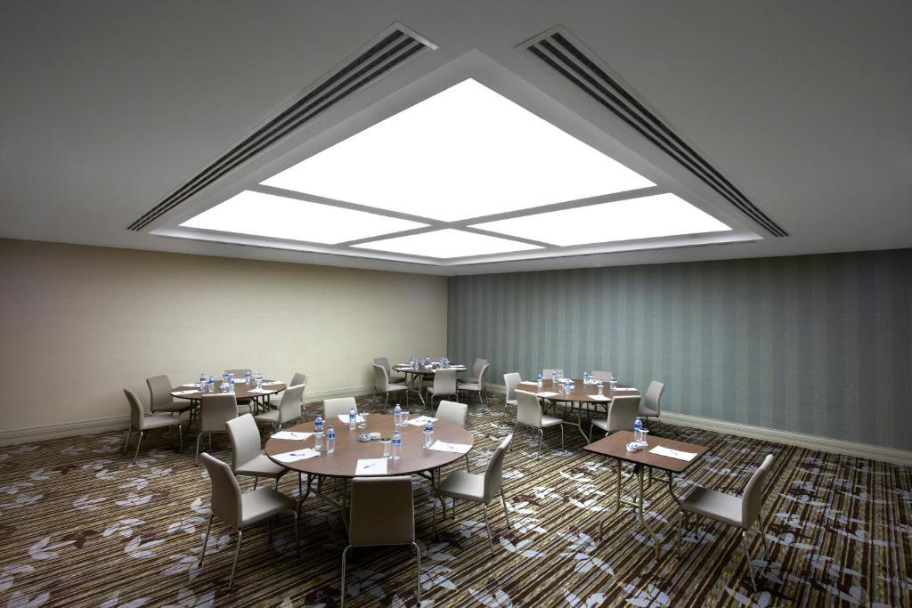 Istanbul Gonen Hotel Extérieur photo A meeting room at the hotel