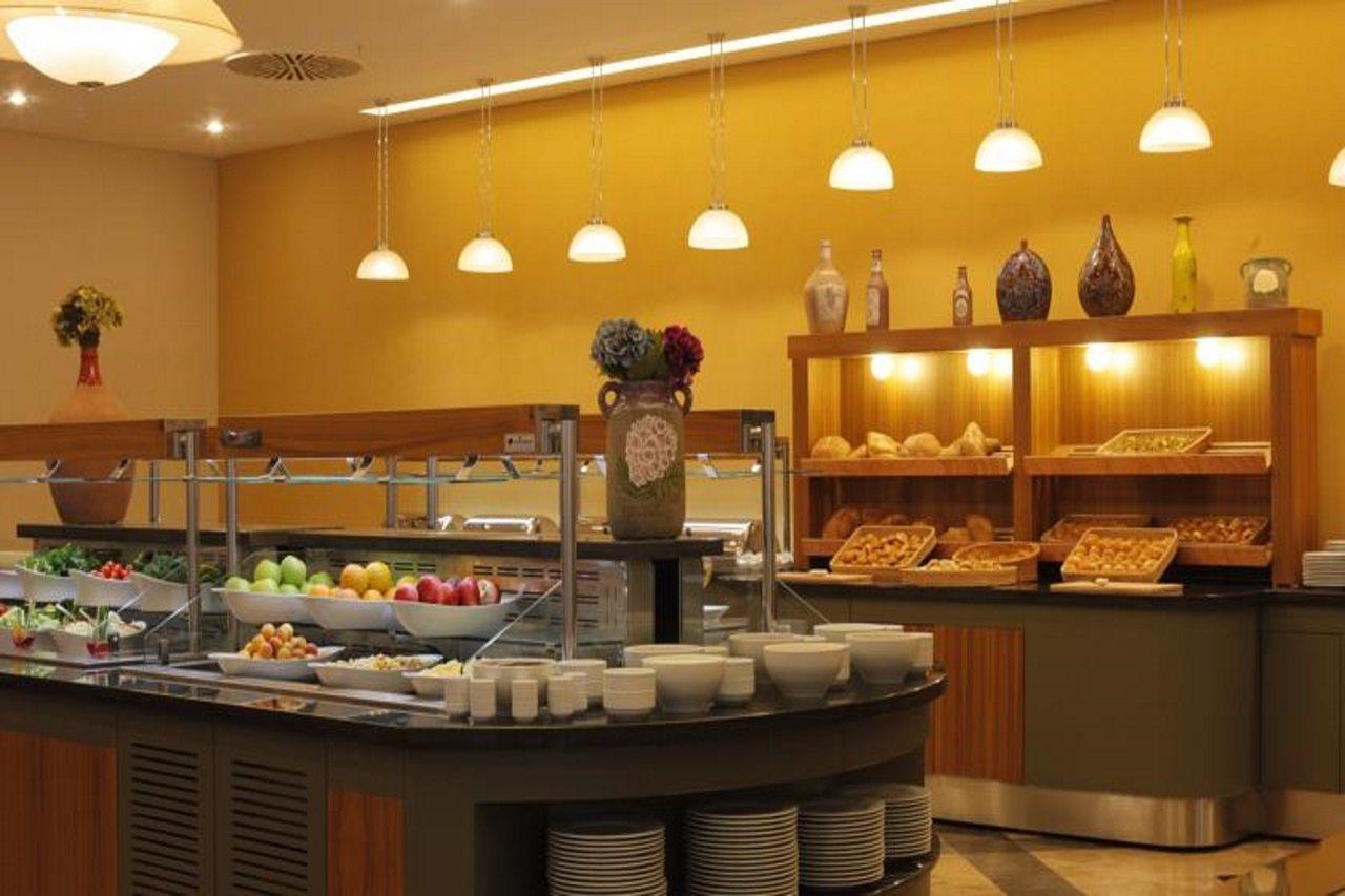 Istanbul Gonen Hotel Extérieur photo A buffet at a hotel